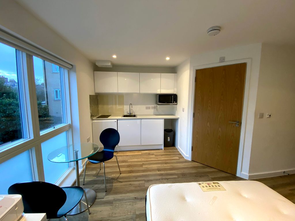 Property photo 2 of 10 Studio