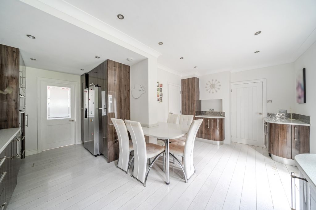 Property photo 2 of 14 1376470-11-690B37...