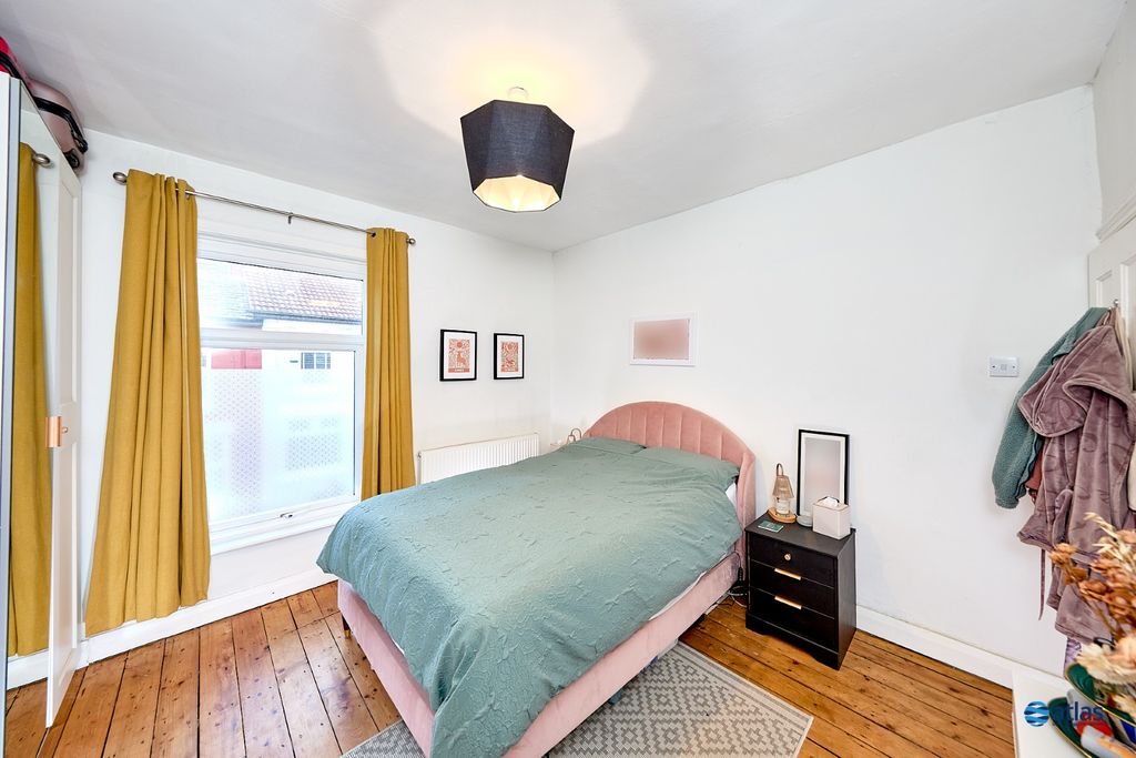 Property photo 3 of 11 Bedroom