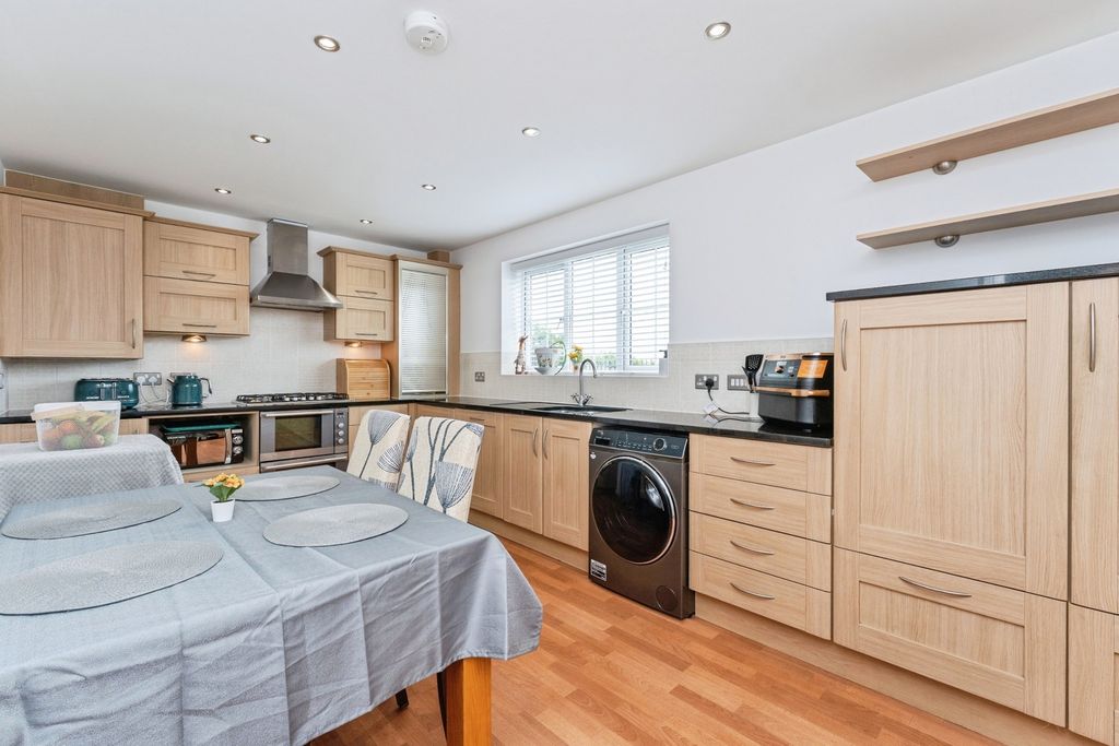 Additional image 10 of 2 bed flat for saleLlys Y Graig, Bryn-Y-Baal, Mold, Flintshire CH7