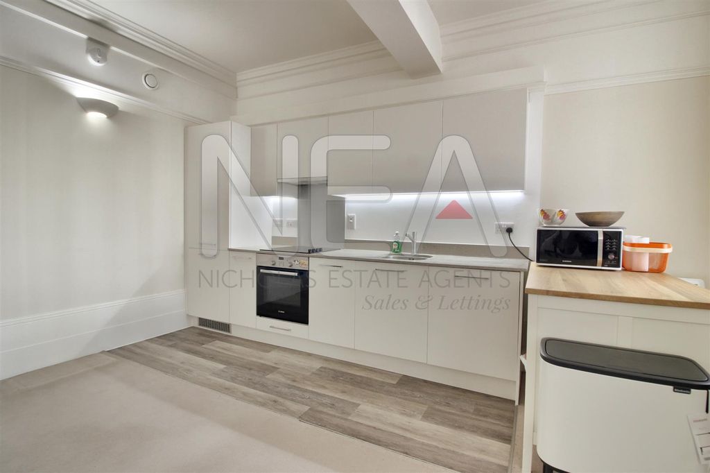 Property photo 3 of 18 Kitchen