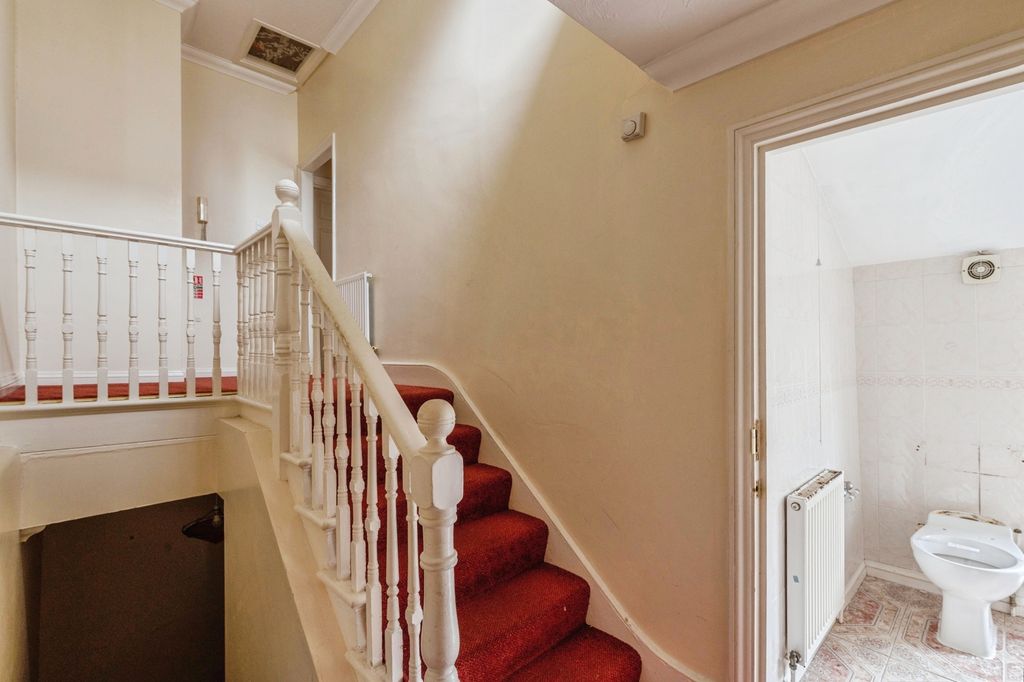 Property photo 2 of 17 Entrance Hall