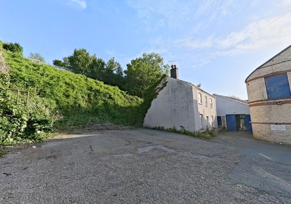 Property photo 3 of 4