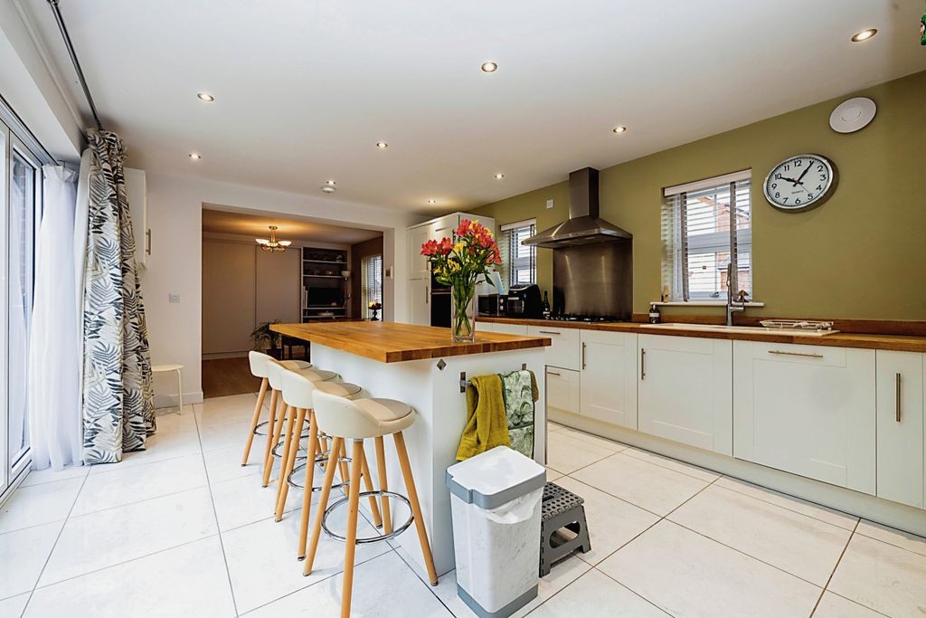 Property photo 1 of 30 Kitchen/Breakfast