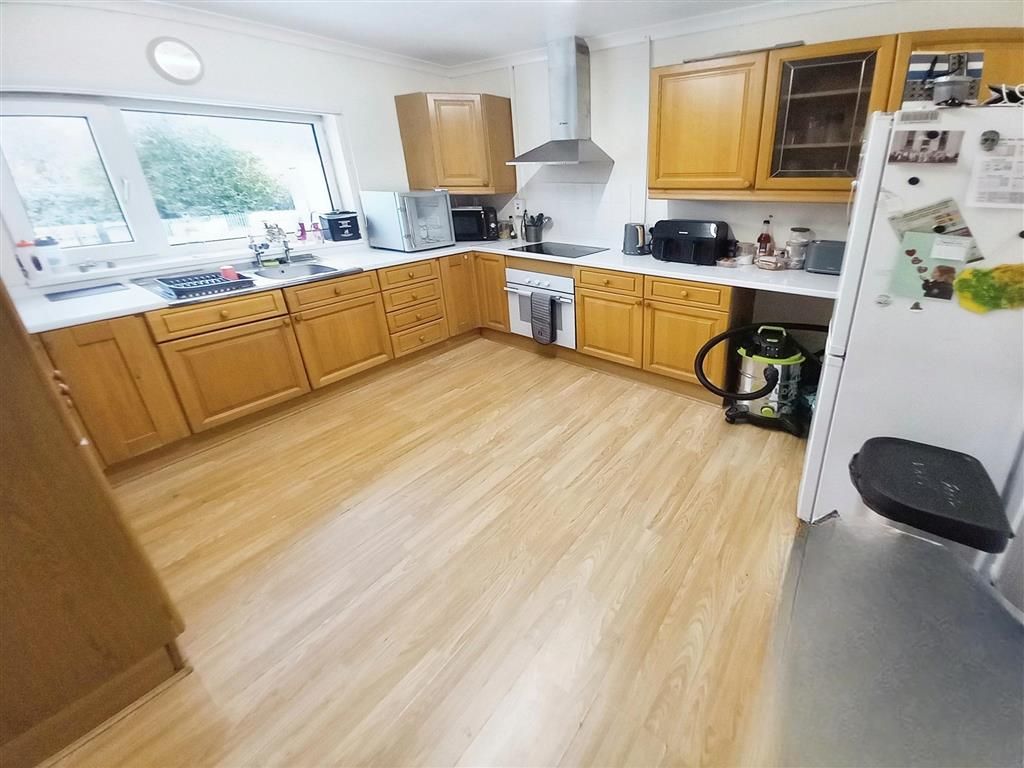 Property photo 2 of 9 Kitchen