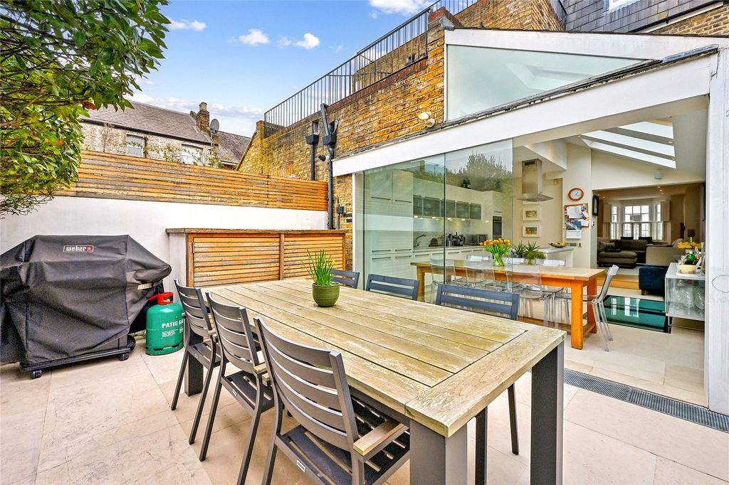 Property photo 3 of 13 Garden