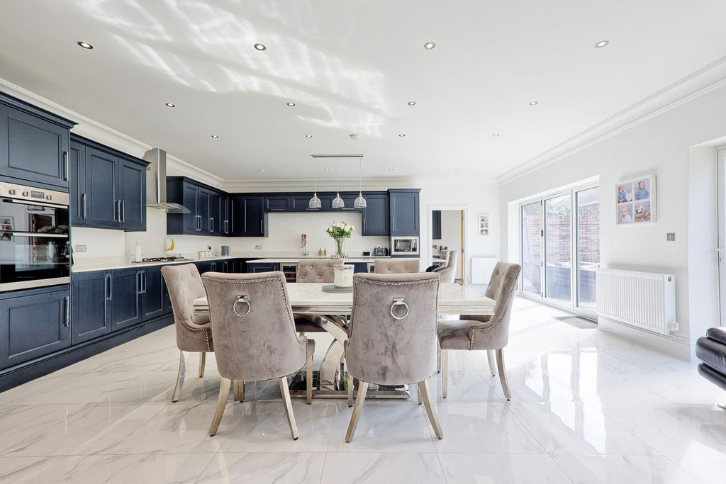 Property photo 3 of 32