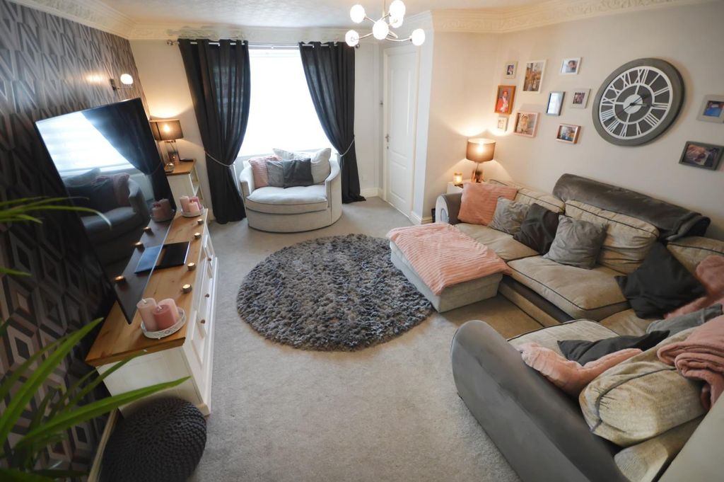 Property photo 3 of 28 Lounge