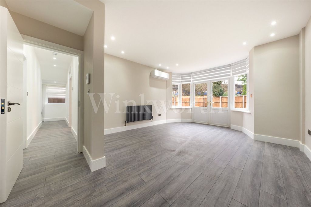 Property photo 3 of 15 Picture No. 02