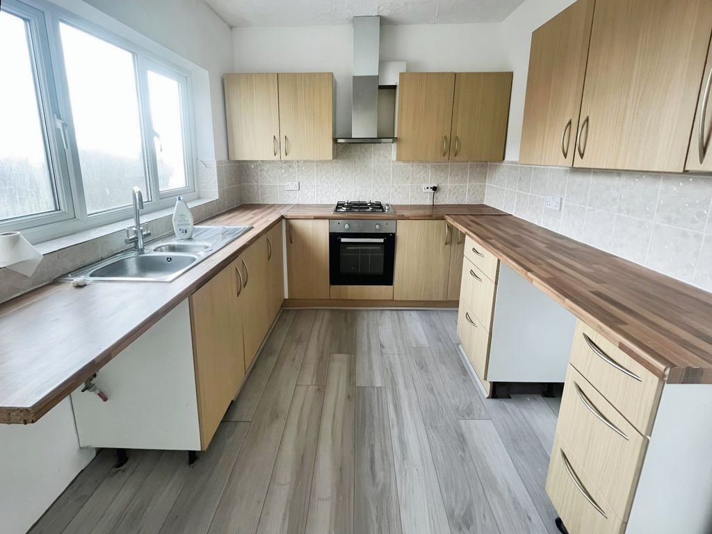 Property photo 3 of 11 Kitchen