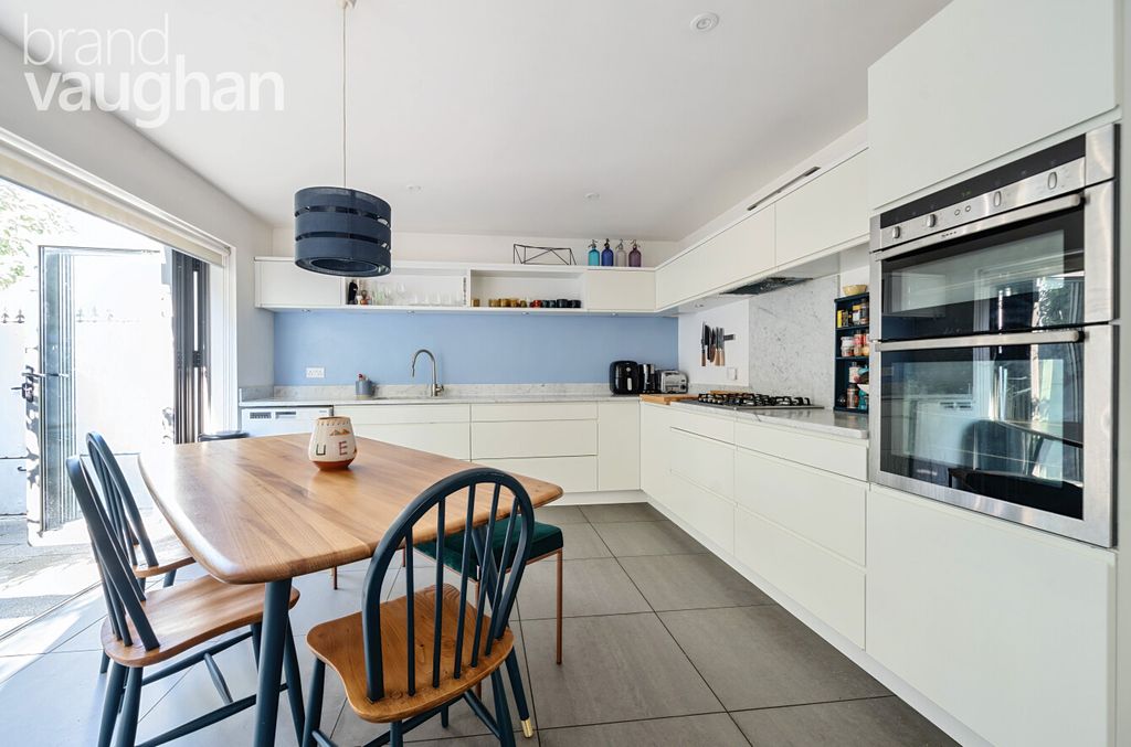 Property photo 2 of 10 Kithcen