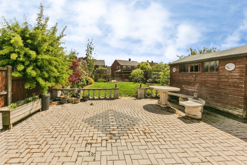 Property photo 2 of 17 Gardens: