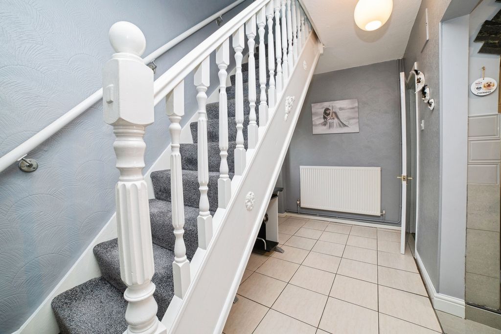 Property photo 2 of 18 Hall