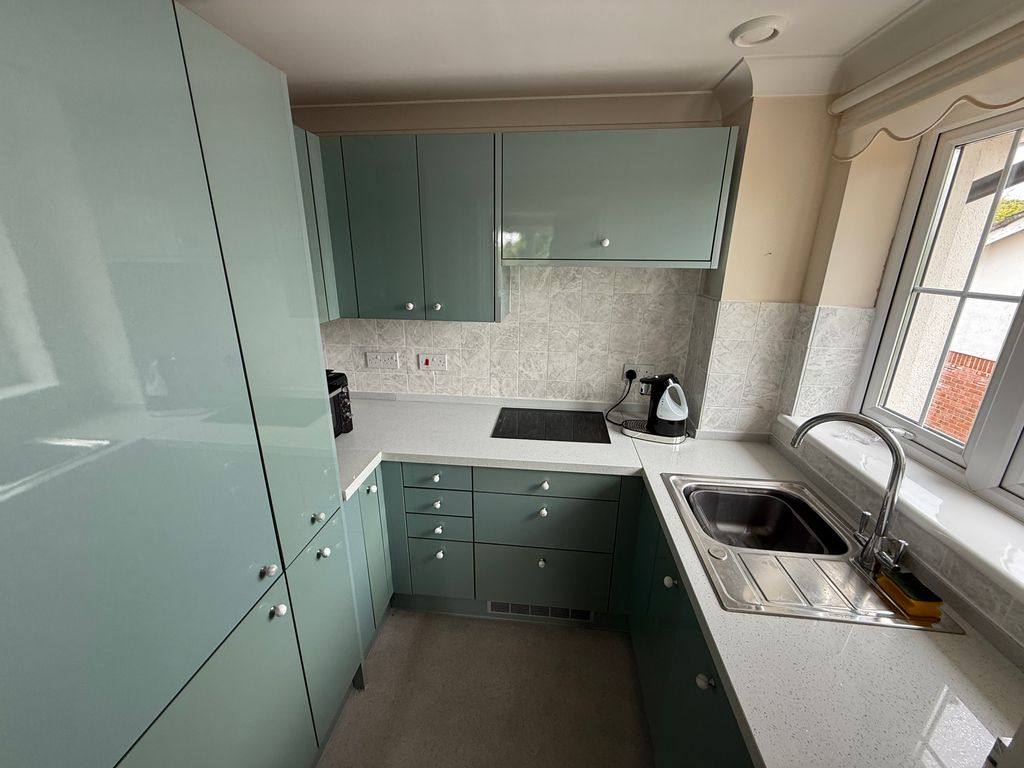 Property photo 3 of 11 Kitchen