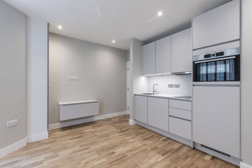 Property photo 3 of 10 Kitchen