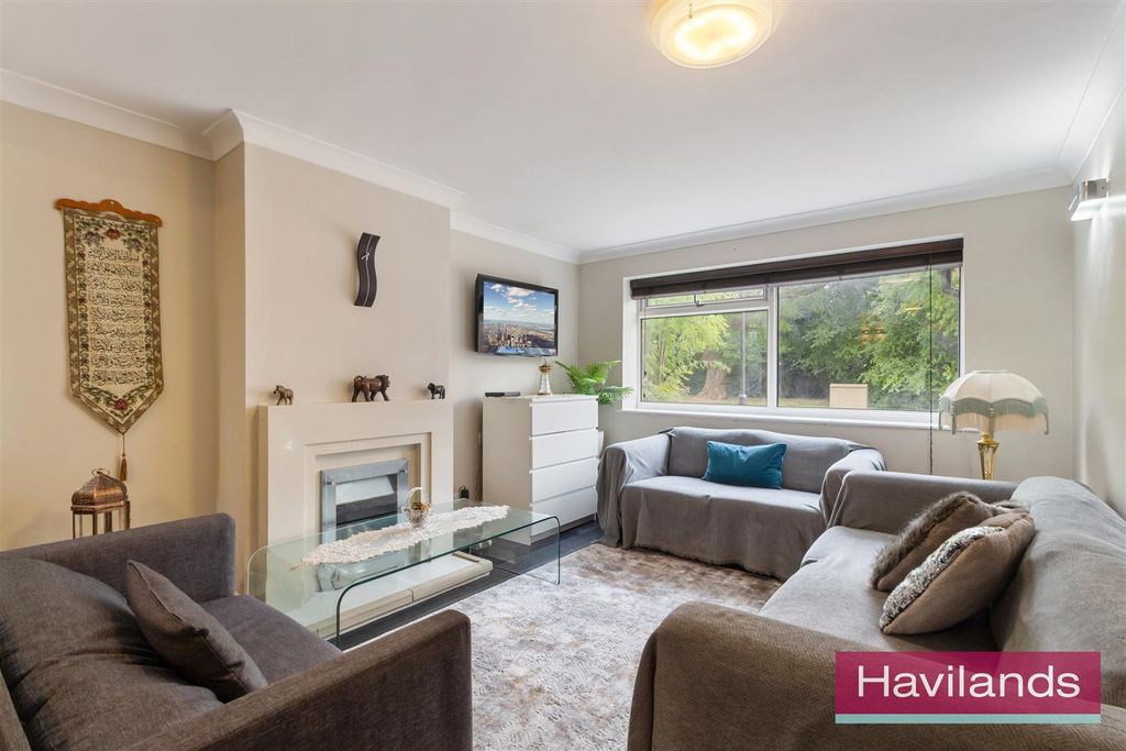 Property photo 2 of 12 Hydefield Close-7.Jpg