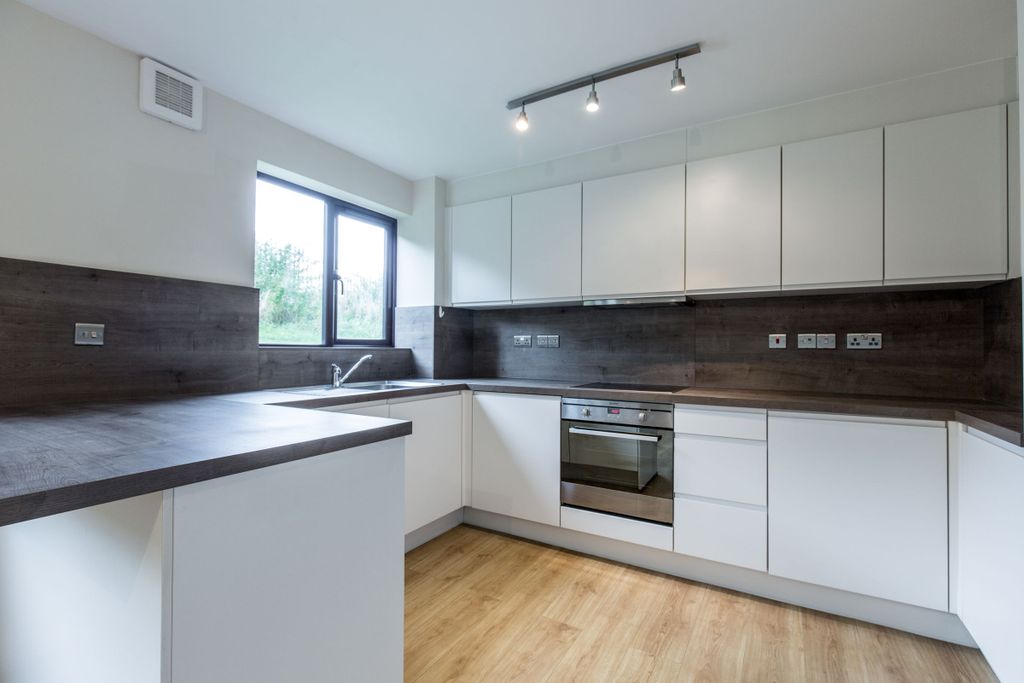 Property photo 1 of 10 Kitchen