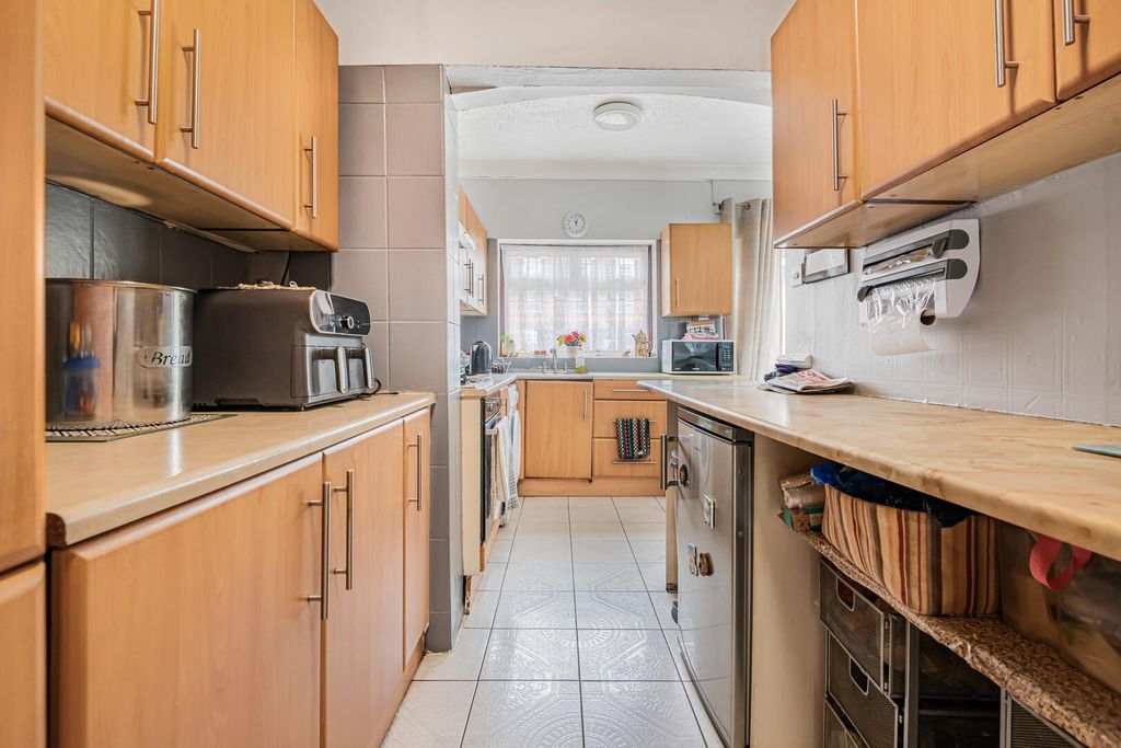 Property photo 3 of 27 Kitchen
