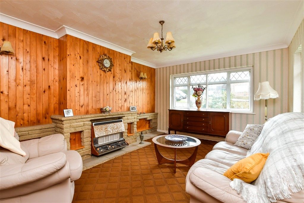 Property photo 3 of 12 Lounge