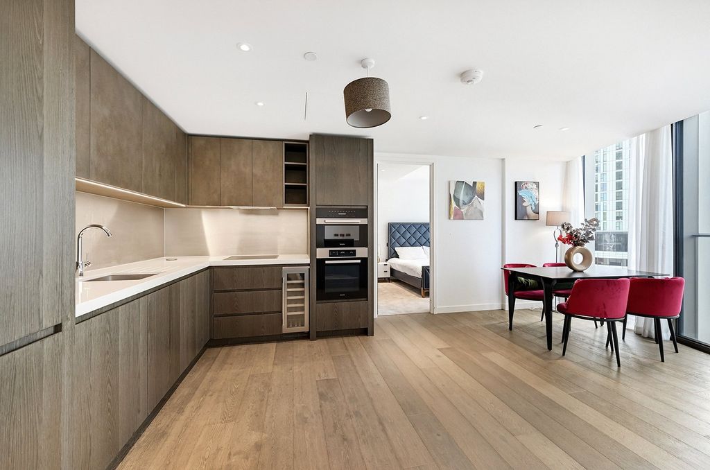 Property photo 2 of 18 Thames City
