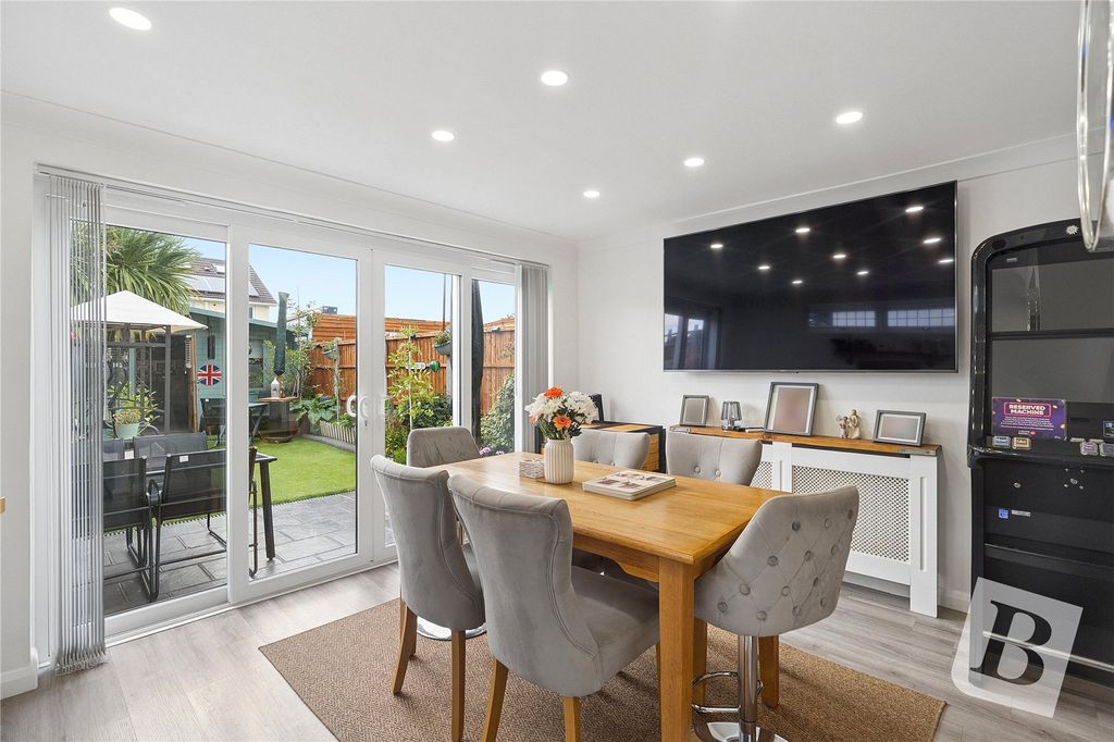 Property photo 3 of 17 Dining Area