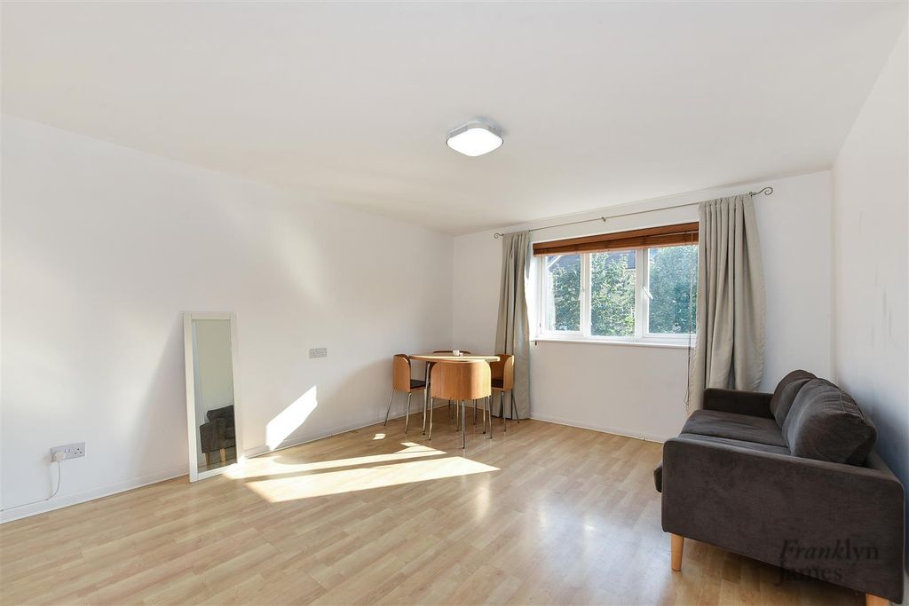 Property photo 2 of 7 Westferry Road (2).Jpg