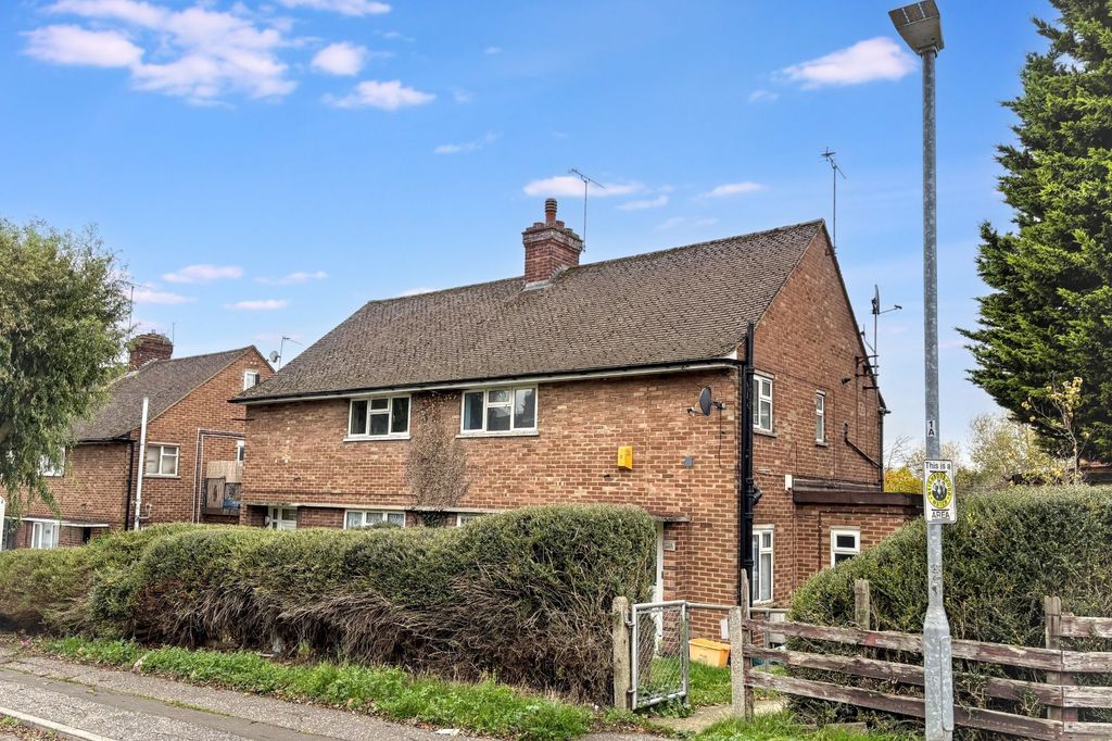 Property photo 1 of 11 Flat A, 47 Goldings Crescent, Basildon, Essex, Ss16 4Rx