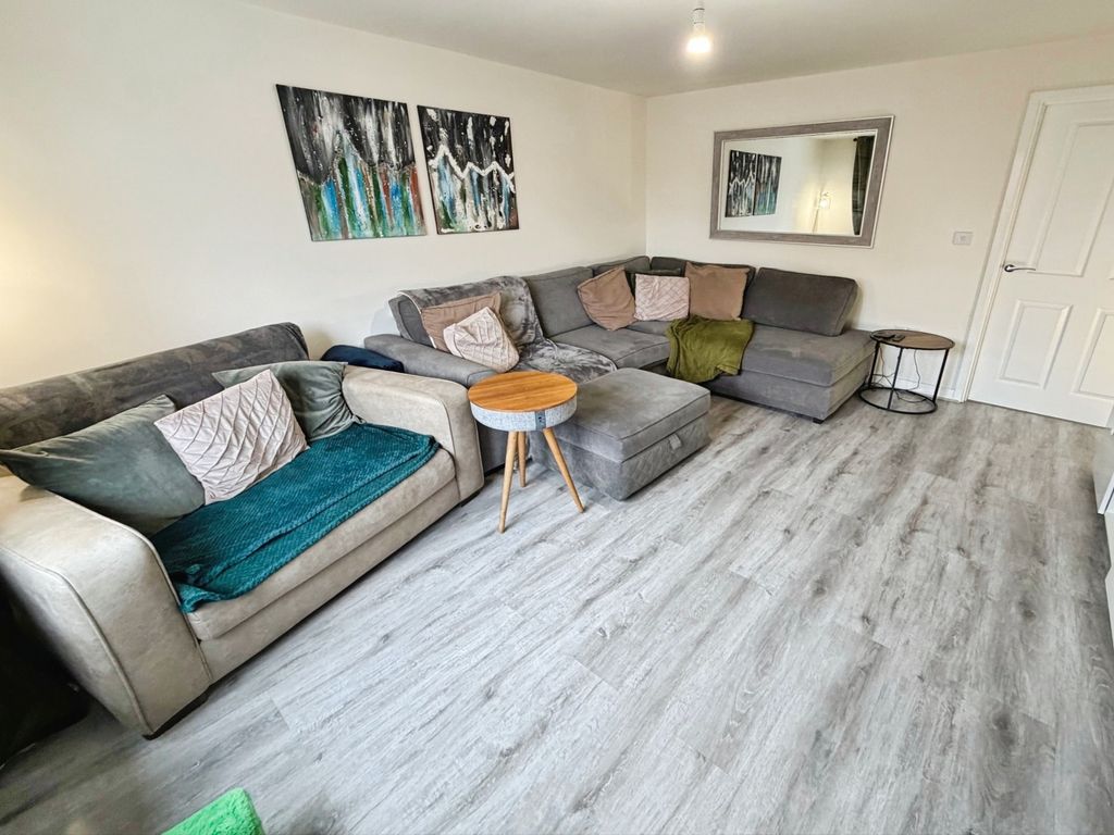 Property photo 3 of 16 Lounge