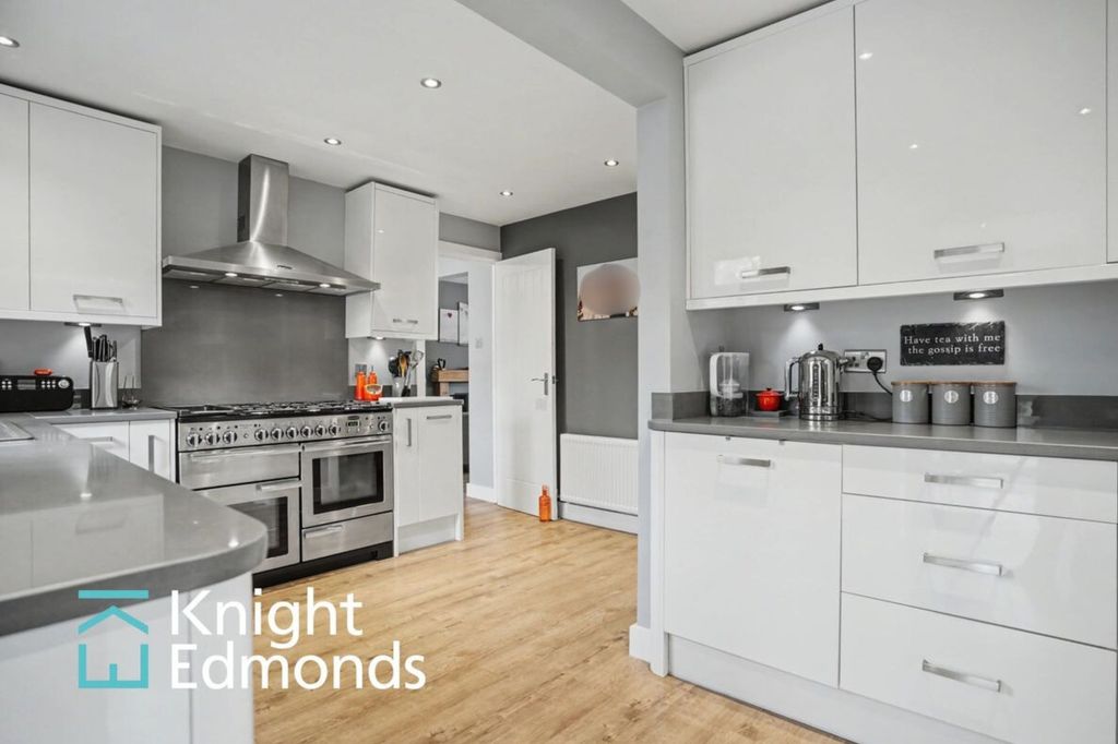 Property photo 2 of 31