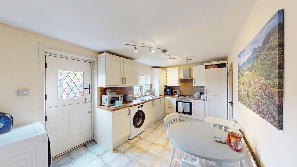 Property photo 3 of 9 Kitchen