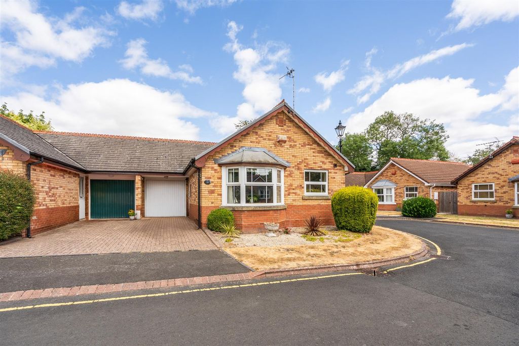 Property photo 1 of 12 15 Brooksby Grove_16.Jpg