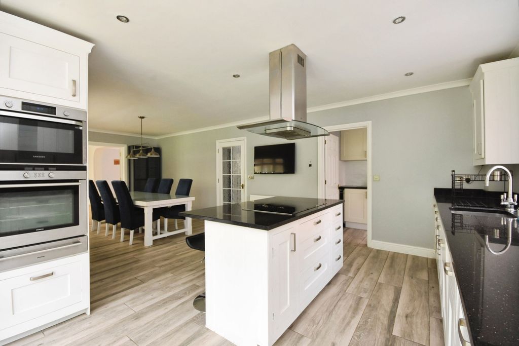 Property photo 3 of 19 Open Plan Kitchen /
