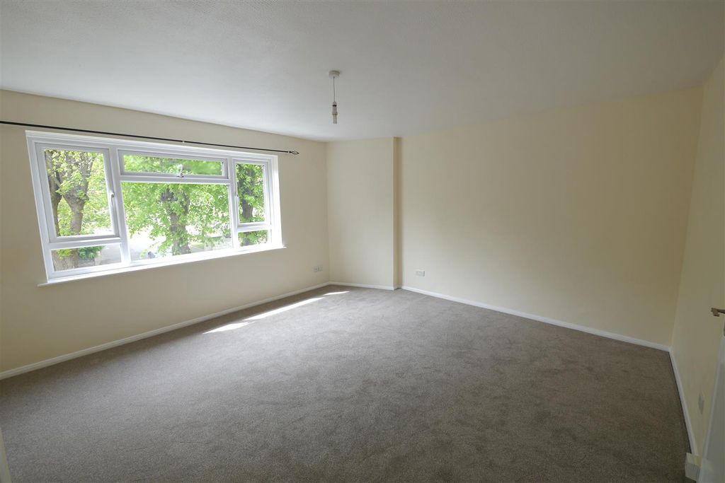 Property photo 3 of 8 Studio Room