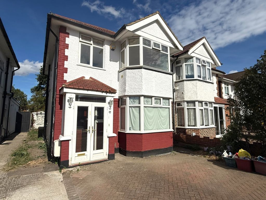 Property photo 1 of 12 3-Bedroom Semi-Detached House - Carlton Avenue, Feltham, Tw14 0EE - £2,400 Pcm