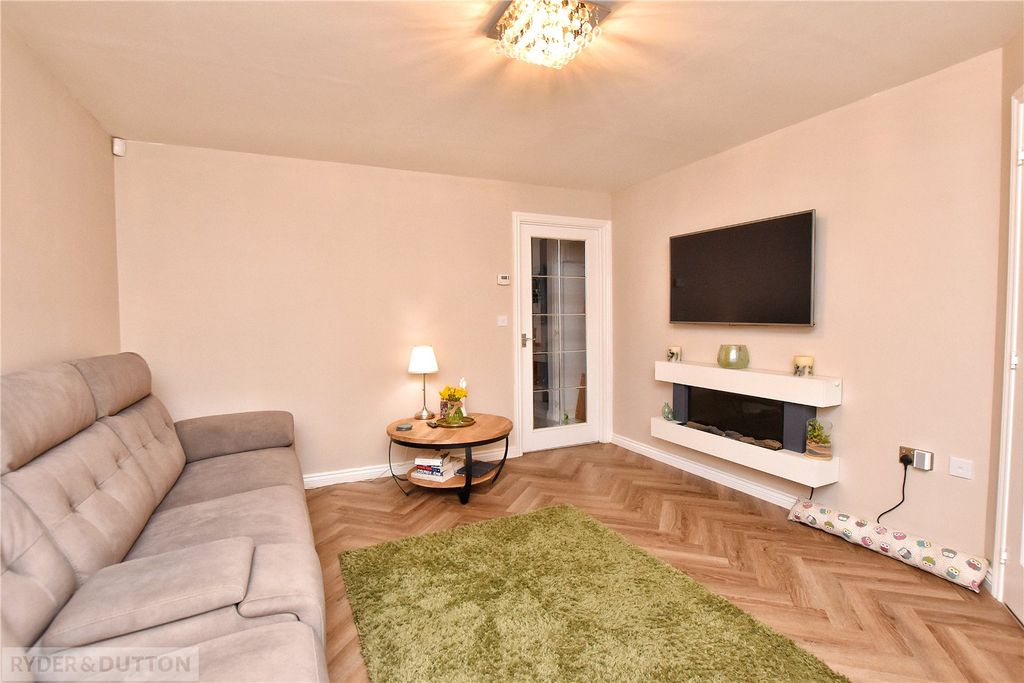 Property photo 3 of 16 Lounge