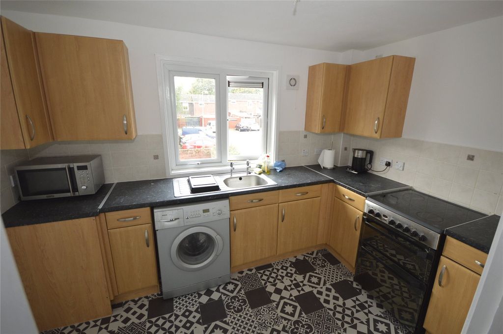 Property photo 2 of 6 Kitchen