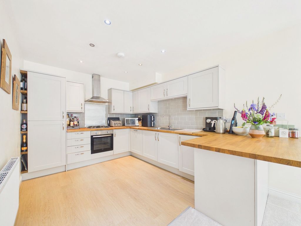Property photo 2 of 12 Kitchen