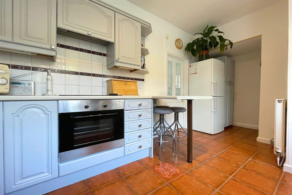 Property photo 3 of 10 Kitchen