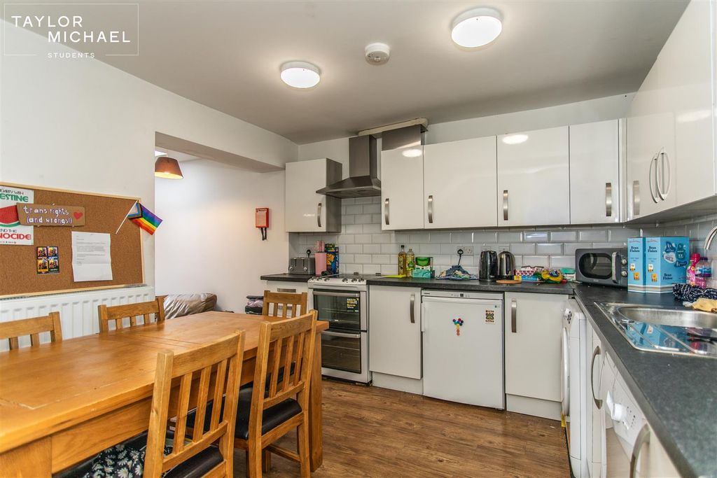 Property photo 3 of 18 Kitchen