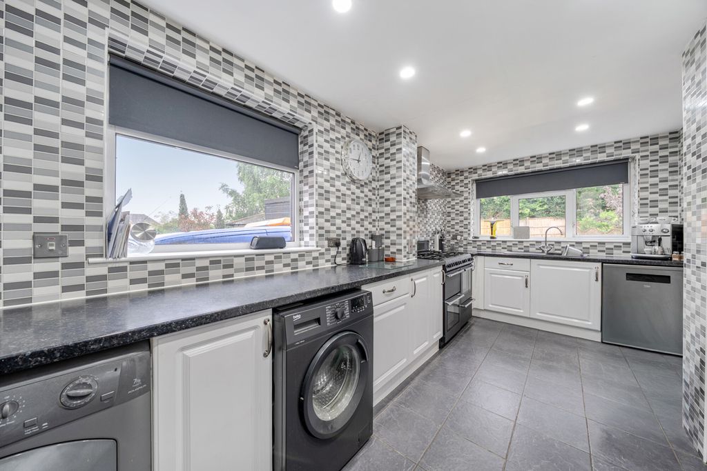 Property photo 2 of 18 1476801-12-6A26B0...