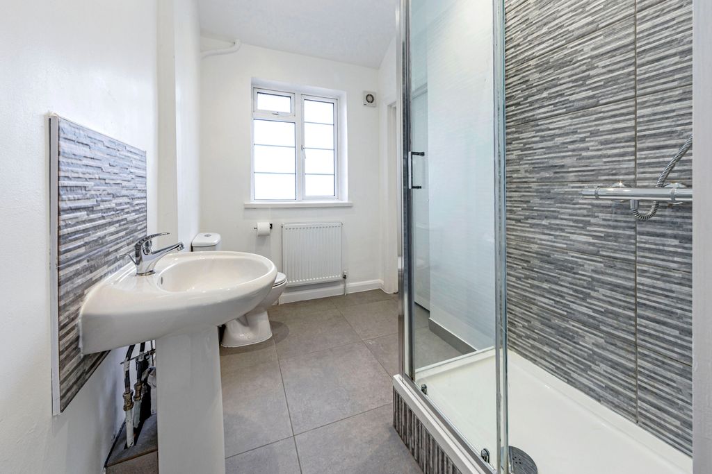 Property photo 3 of 8 Private Bathroom