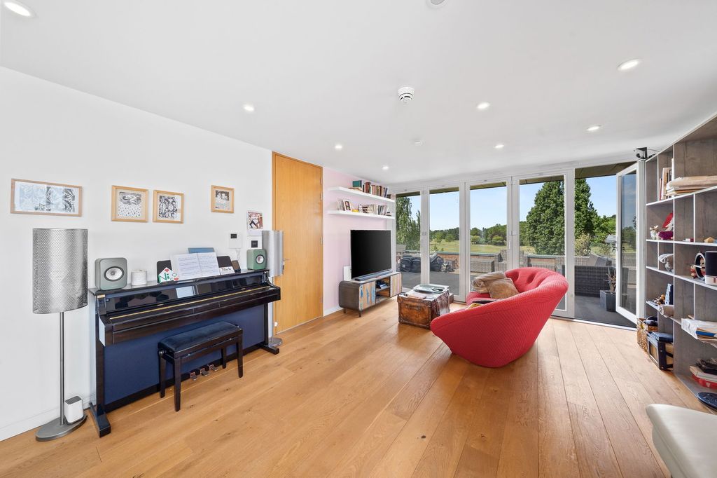 Property photo 3 of 11