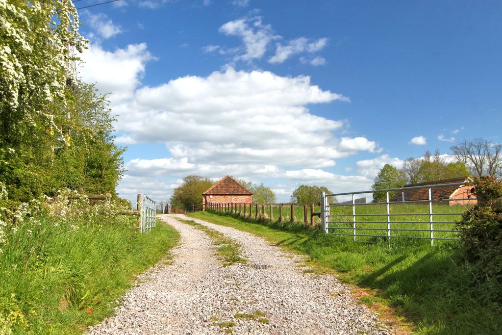 Property photo 2 of 20