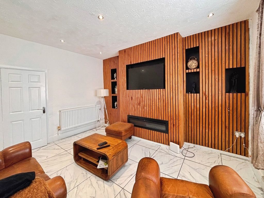 Property photo 2 of 11 Lounge