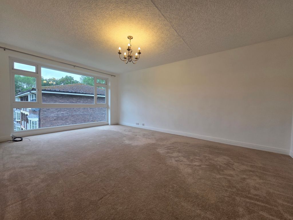 Property photo 3 of 11 Livingroom