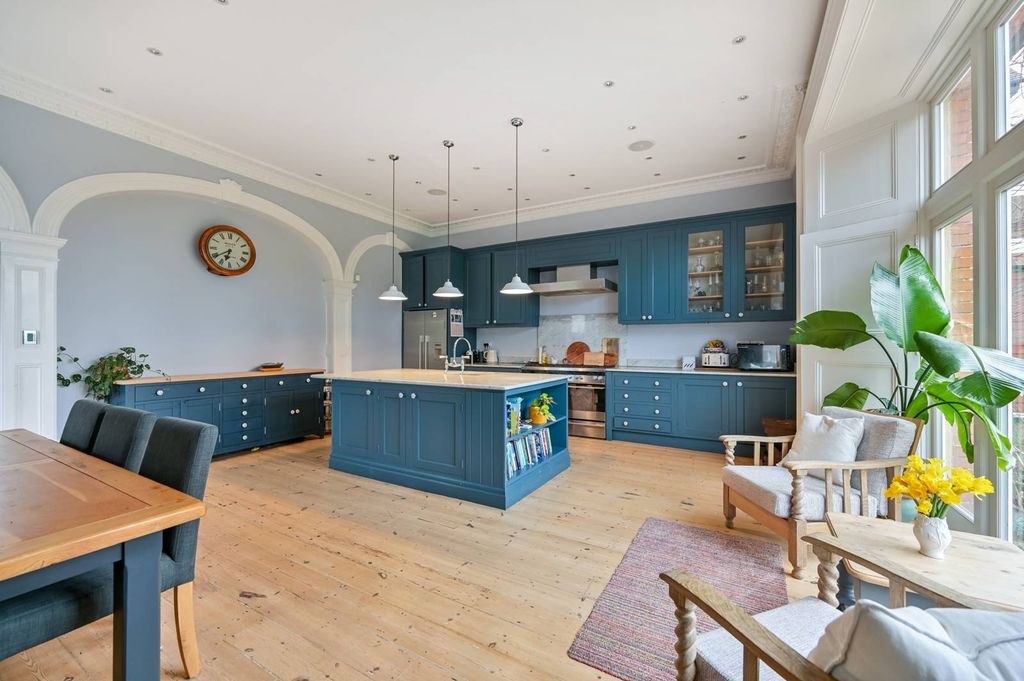 Property photo 2 of 22