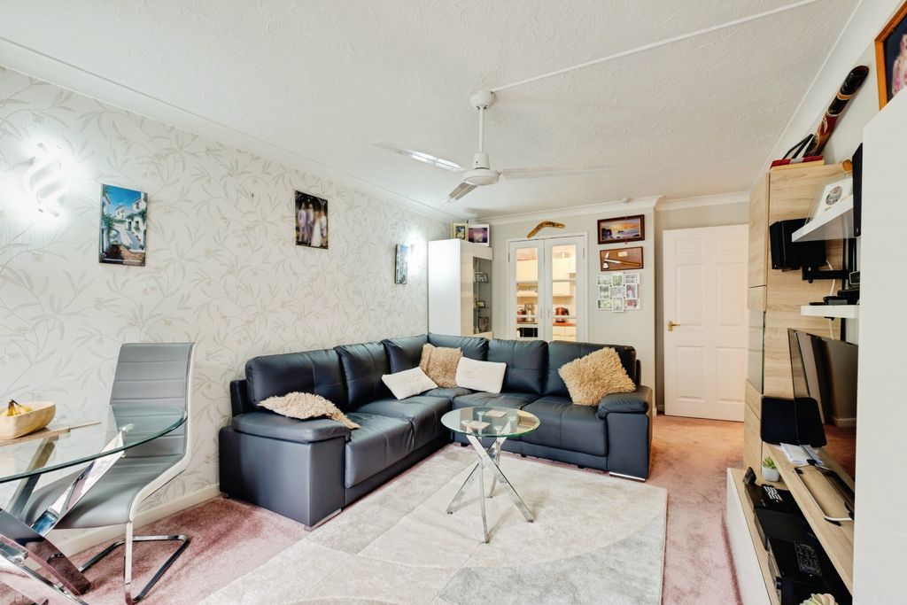 Property photo 3 of 12 Lounge