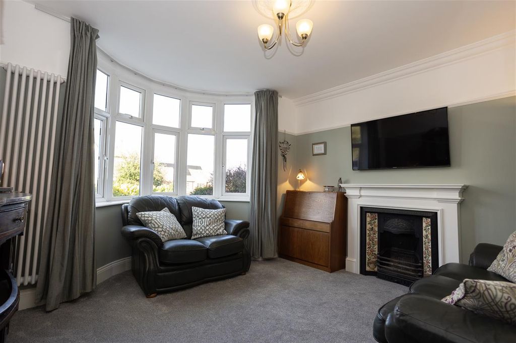 Property photo 2 of 31 Lounge