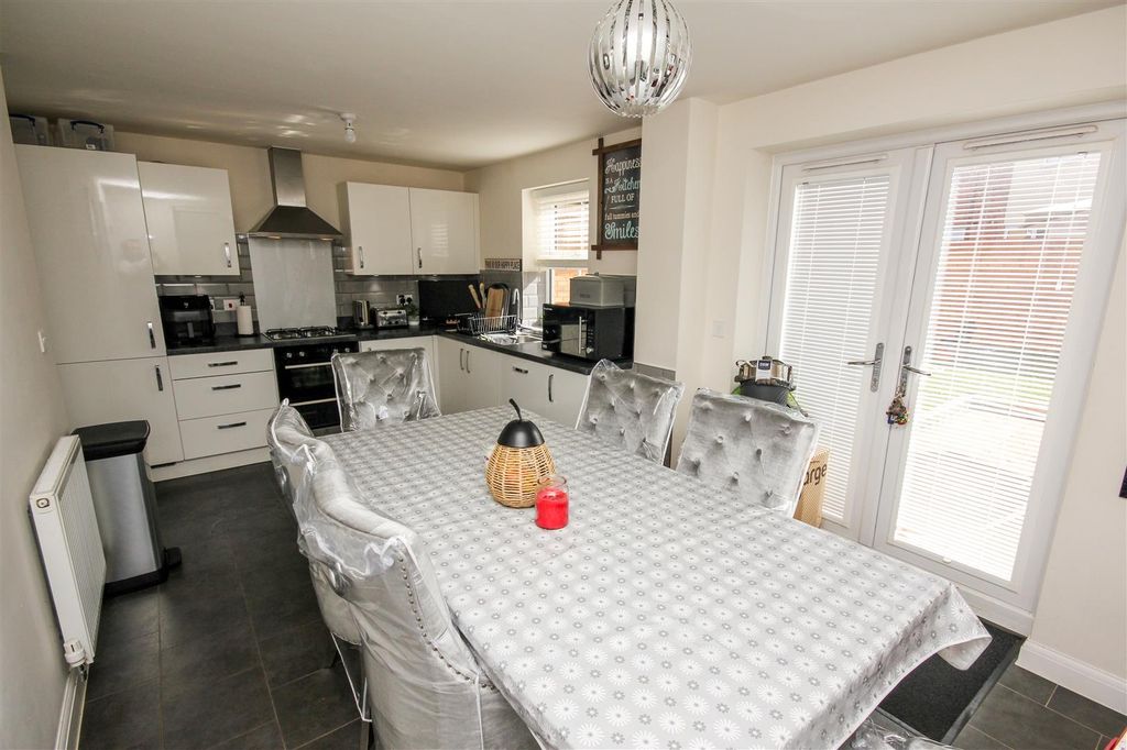 Property photo 3 of 18 Kitchen Diner.Jpg