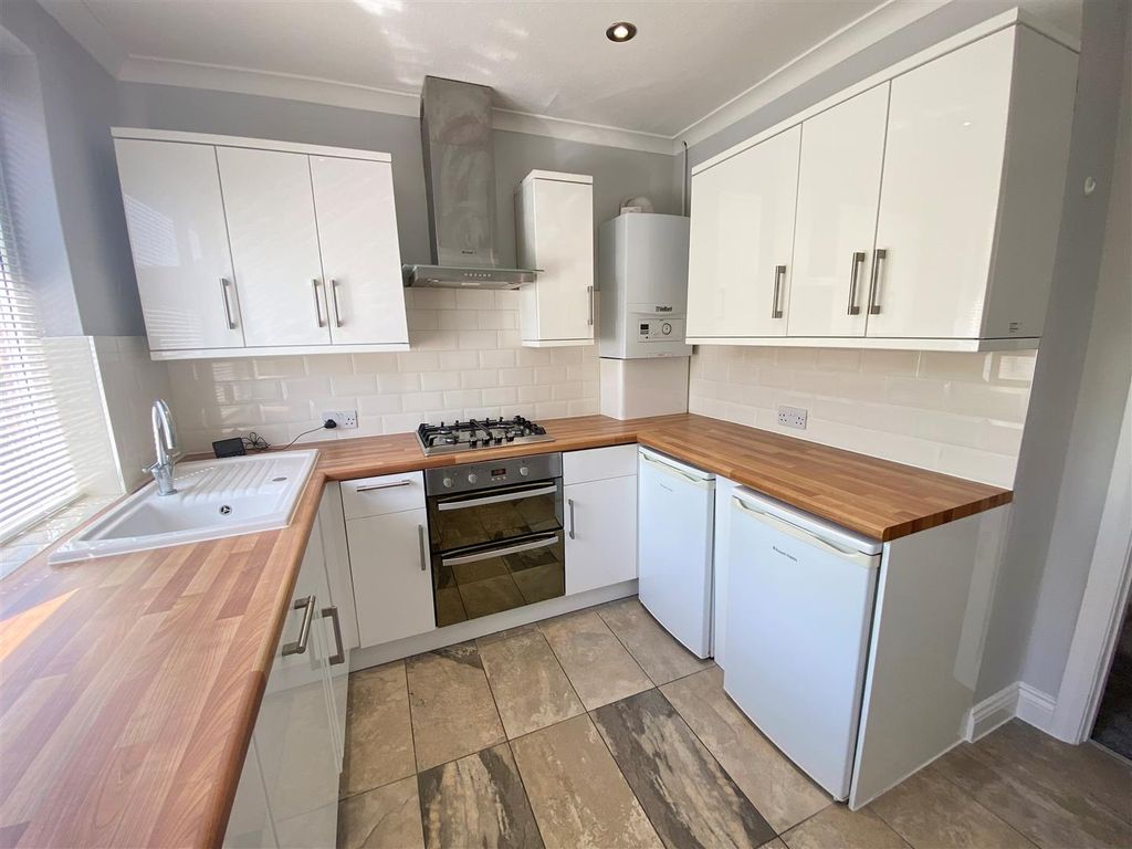 Property photo 3 of 10 Kitchen 2.Jpg